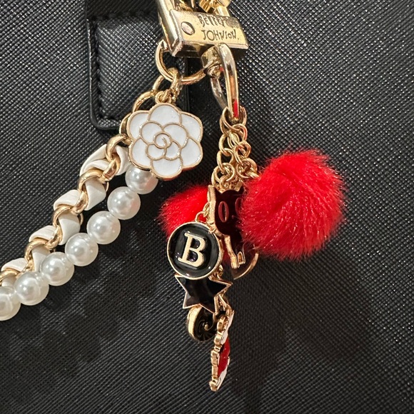 Betsey Johnson Like NEW Black Tote/Crossbody with Kisslock - Picture 3 of 15